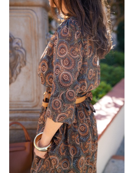 il in april 1986 sas idk IMPRI MARRON ROBES FEMME