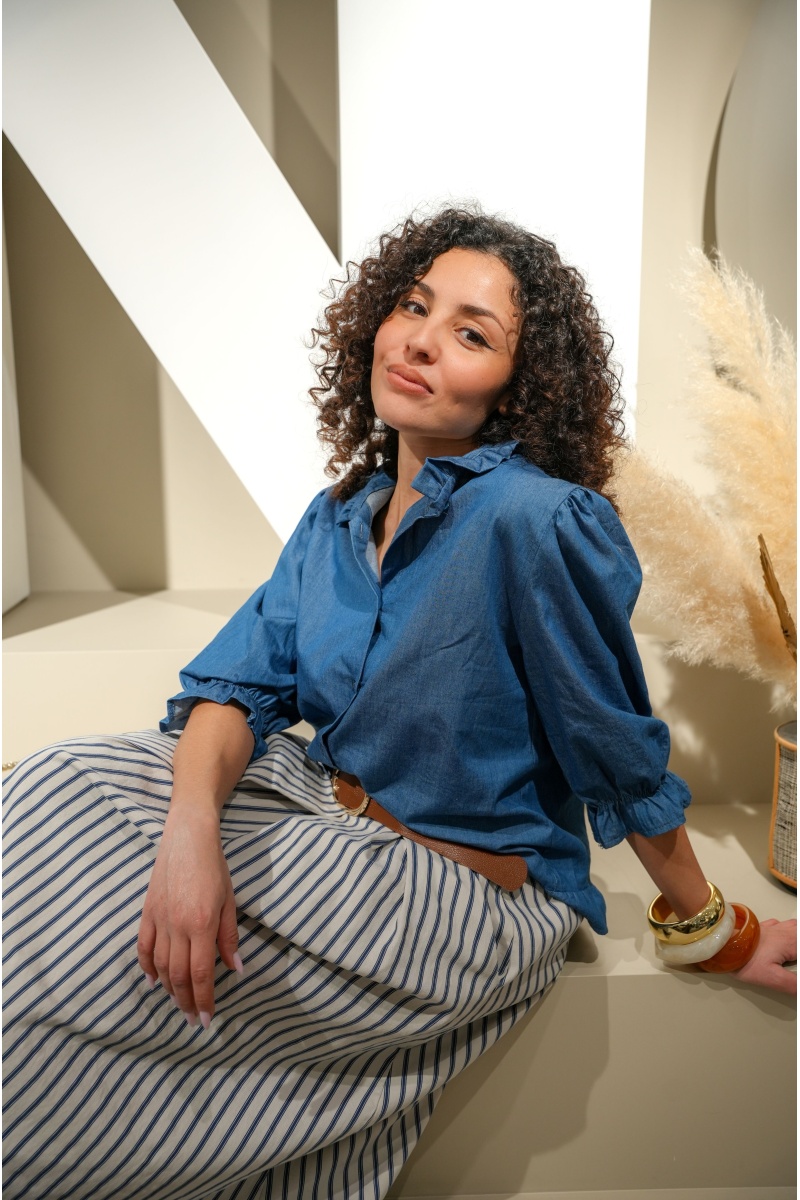 Chemisier femme bleu jean fluide LINDIE – col à volants et coupe droite