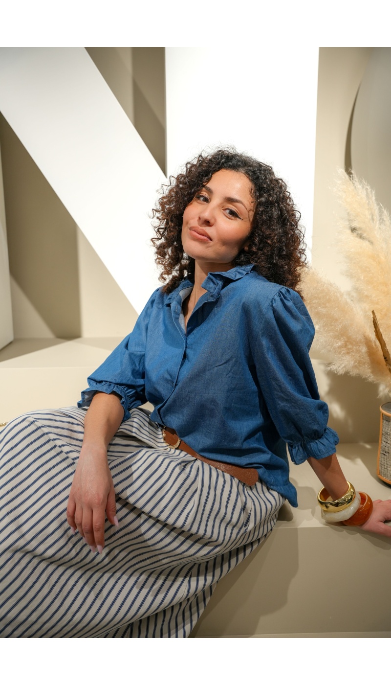 Chemisier femme bleu jean fluide LINDIE – col à volants et coupe droite