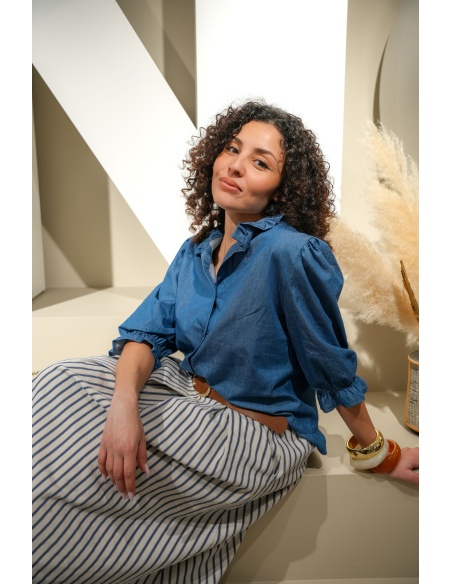 Chemisier femme bleu jean fluide LINDIE – col à volants et coupe droite