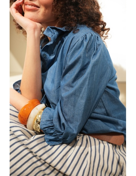 Chemisier femme bleu jean fluide LINDIE – col à volants et coupe droite