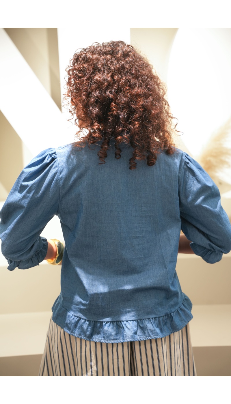 Chemisier femme bleu jean fluide LINDIE – col à volants et coupe droite