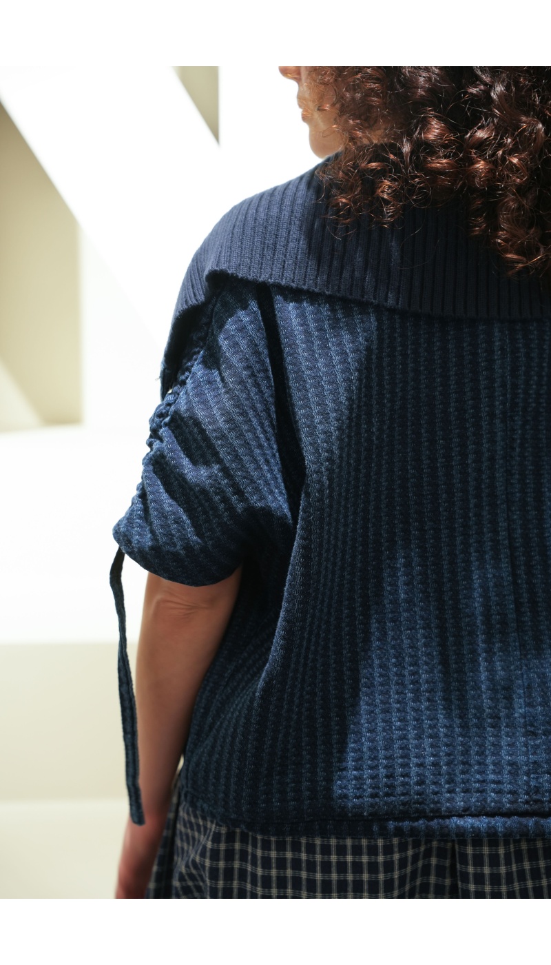 Veste femme marine texturée ORYN – coupe courte oversize sans manches