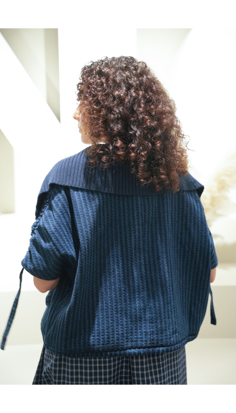 Veste femme marine texturée ORYN – coupe courte oversize sans manches