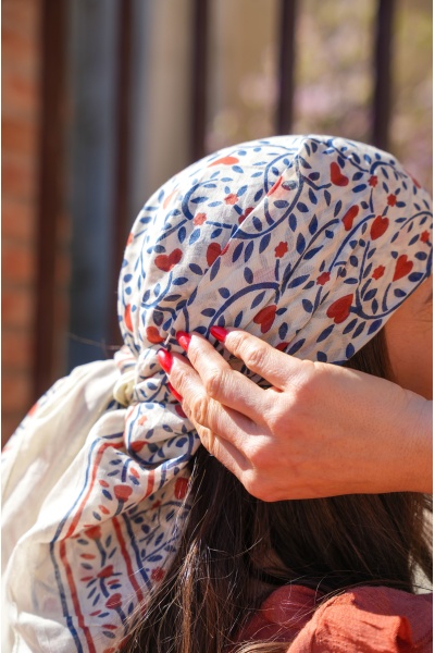 Grand Foulard Fleurs Marine TIA - Accessoire floral chic