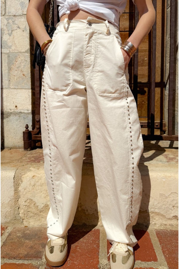 Pantaloni KAROL Ecru con borchie 2