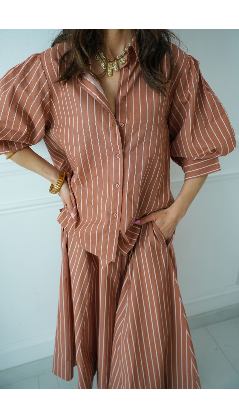 MARINA Beige gestreifte Bluse – Eleganz und Komfort