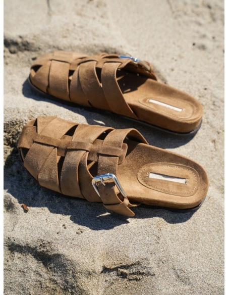 Flache, überkreuzte NOE-Sandalen in Kamel