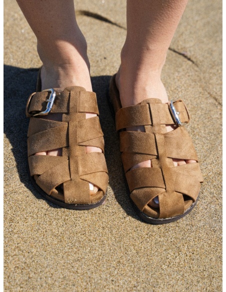 Flache, überkreuzte NOE-Sandalen in Kamel