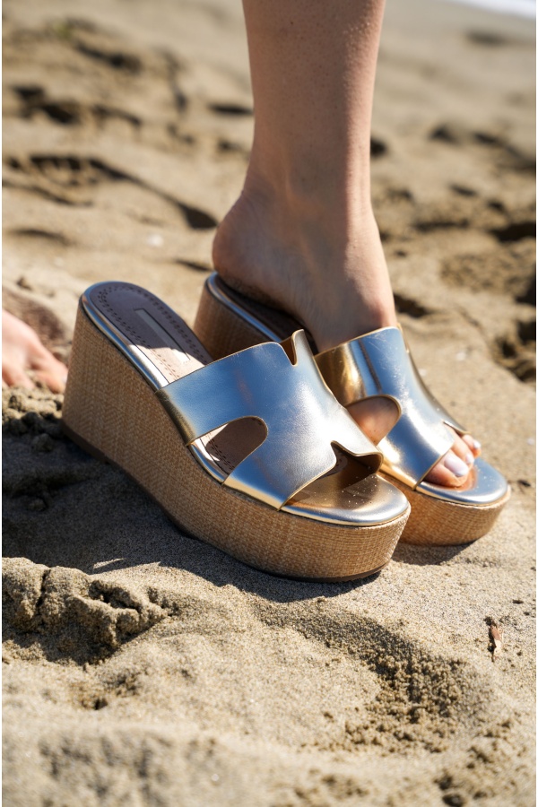 MYKONOS Goldene Keilsandalen