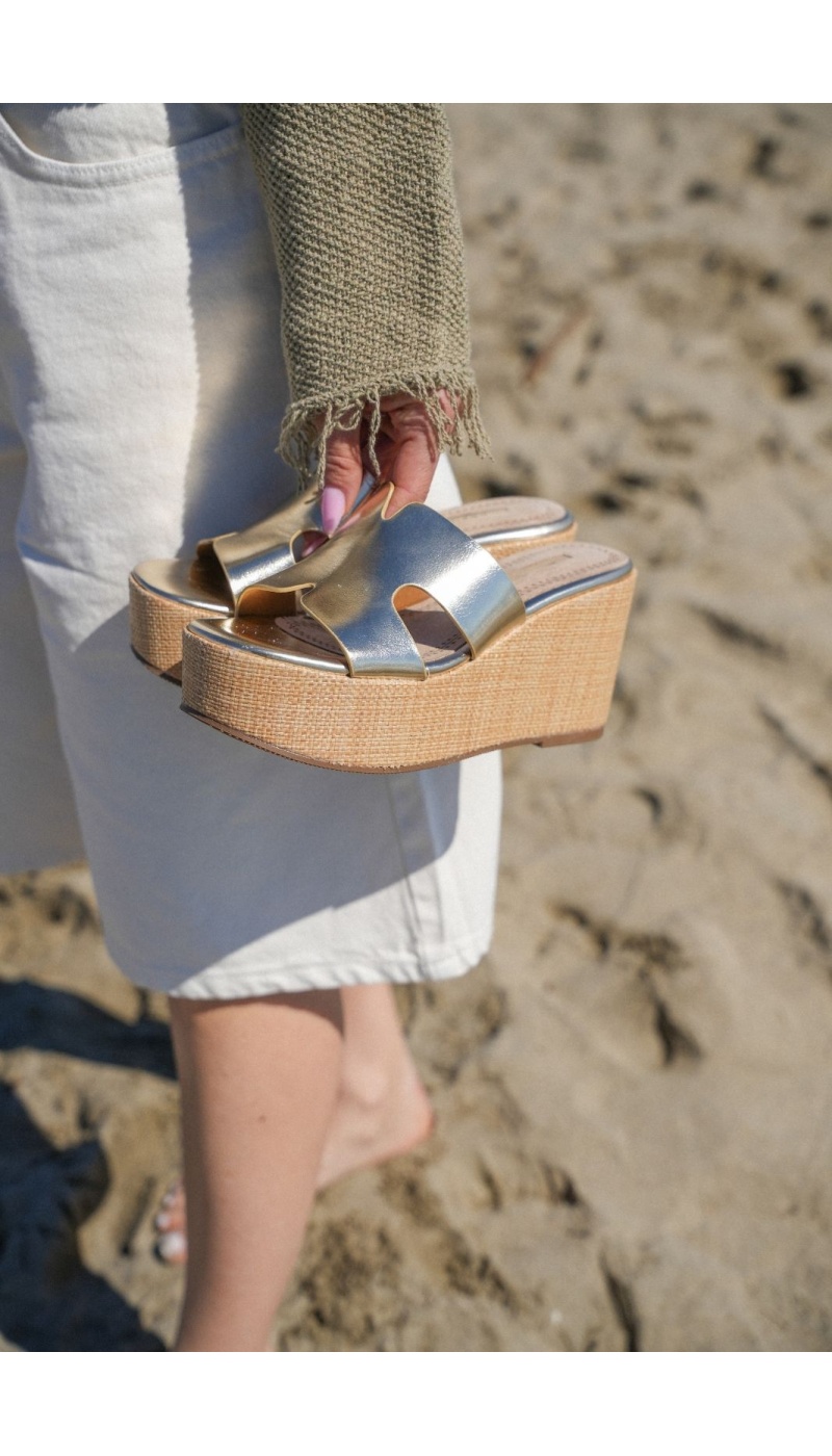 Sandalias de cuña doradas MYKONOS