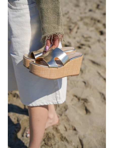 MYKONOS Goldene Keilsandalen