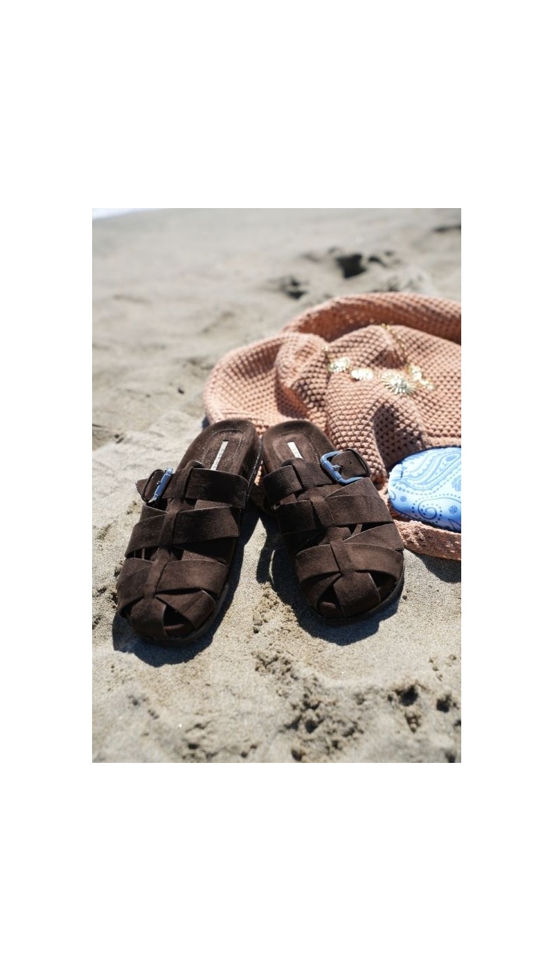 Choco NOE Flat Crossover Sandals