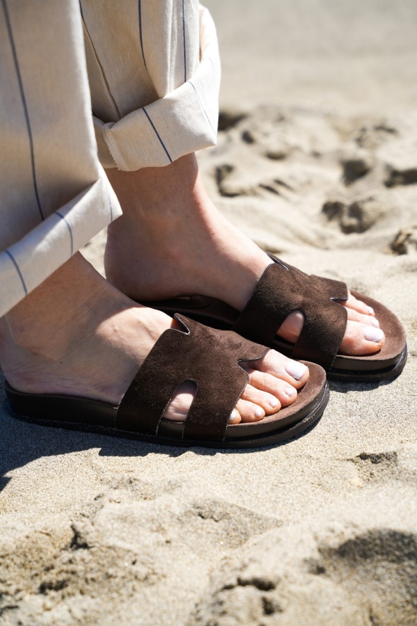 ELIANE Café Crossed Sandals - Elegance and Comfort 2