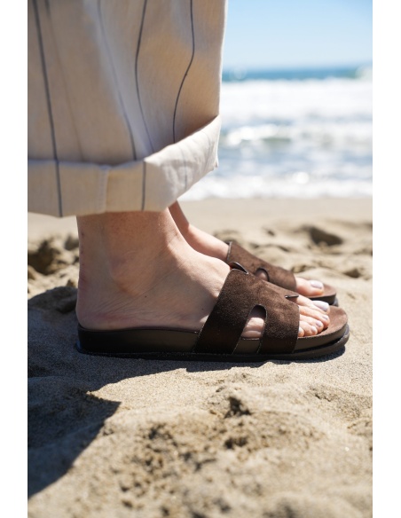 ELIANE Café Crossed Sandalen – Eleganz und Komfort