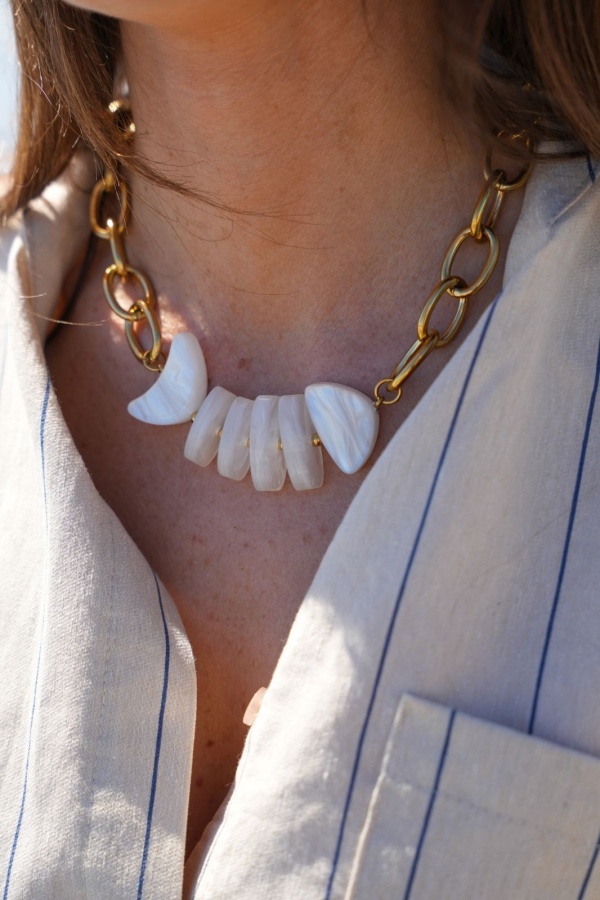Collier Poisson Blanc FRYD - Élégance Unique pour Votre Accueil 2