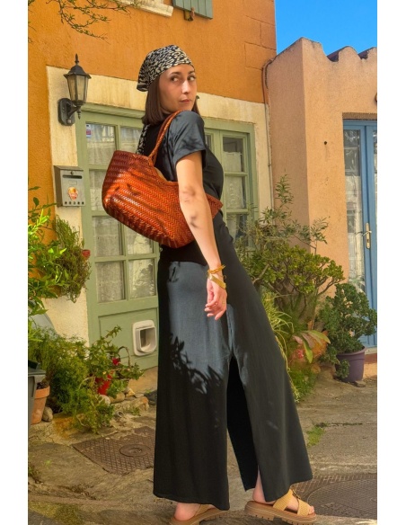 Robe Noire DIMI: Élégance et Confort pour Votre Accueil