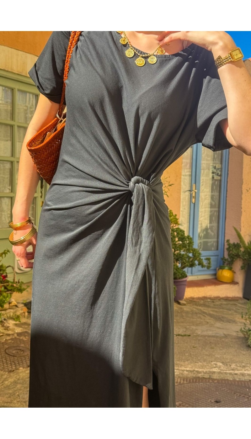 Robe Noire DIMI: Élégance et Confort pour Votre Accueil