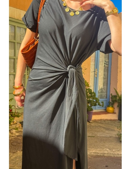 Robe Noire DIMI: Élégance et Confort pour Votre Accueil