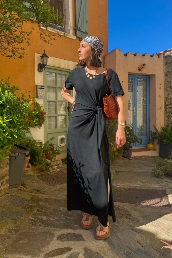 Robe Noire DIMI: Élégance et Confort pour Votre Accueil