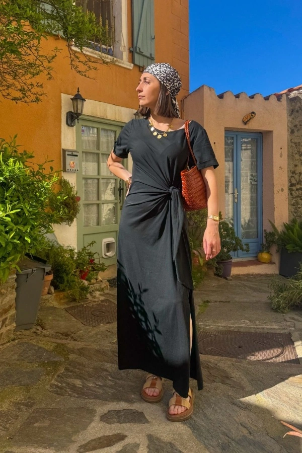 Robe Noire DIMI: Élégance et Confort pour Votre Accueil