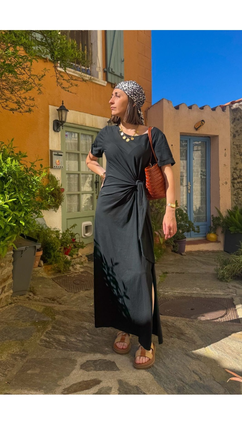 Robe Noire DIMI: Élégance et Confort pour Votre Accueil