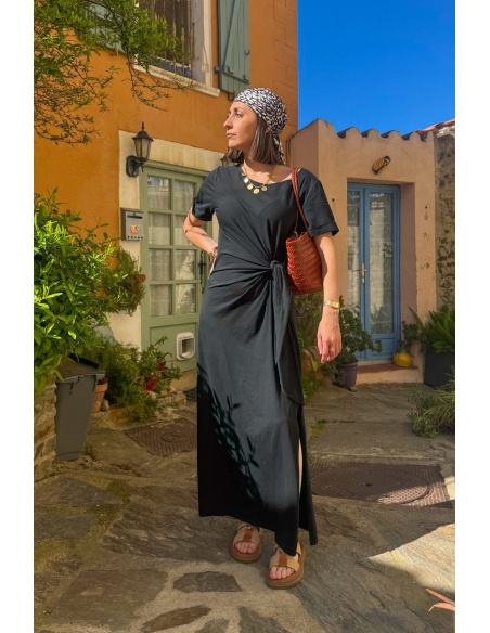 Robe Noire DIMI: Élégance et Confort pour Votre Accueil