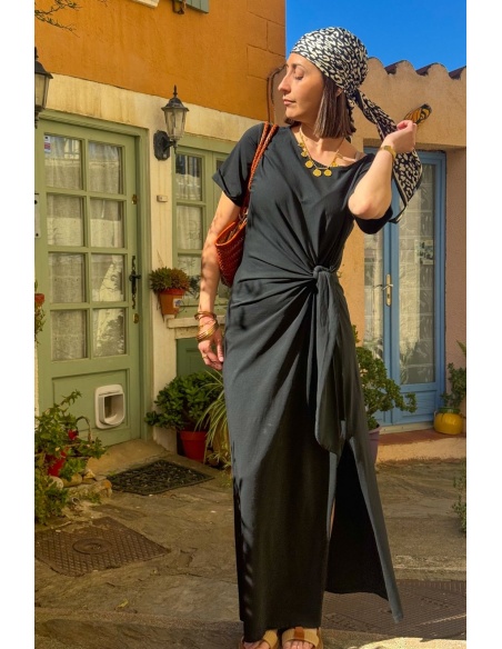 Robe Noire DIMI: Élégance et Confort pour Votre Accueil