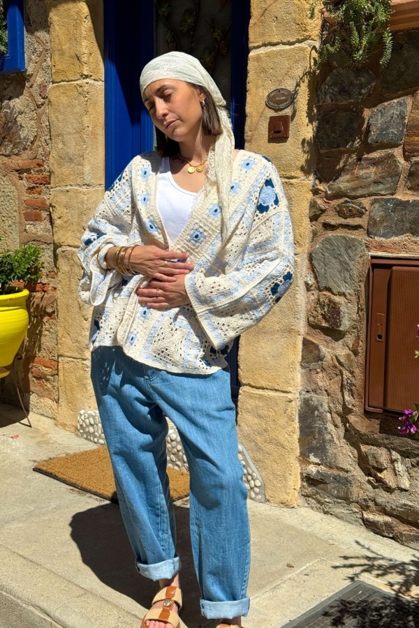 Gilet Crochet Fleurs Bleues PINOU - Élégance Artisanale