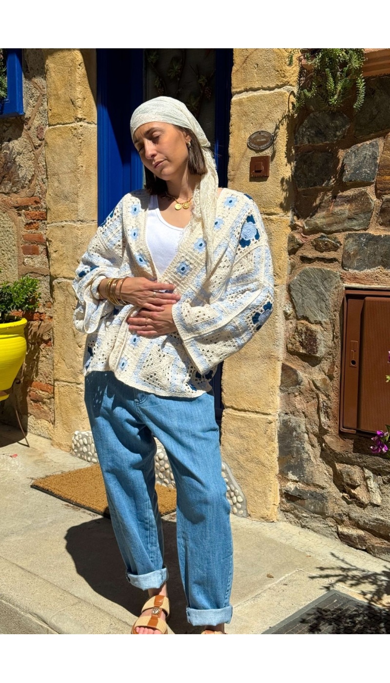 Gilet Crochet Fleurs Bleues PINOU - Élégance Artisanale