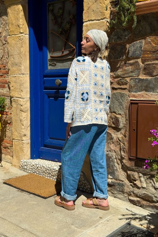 Gilet Crochet Fleurs Bleues PINOU - Élégance Artisanale 2