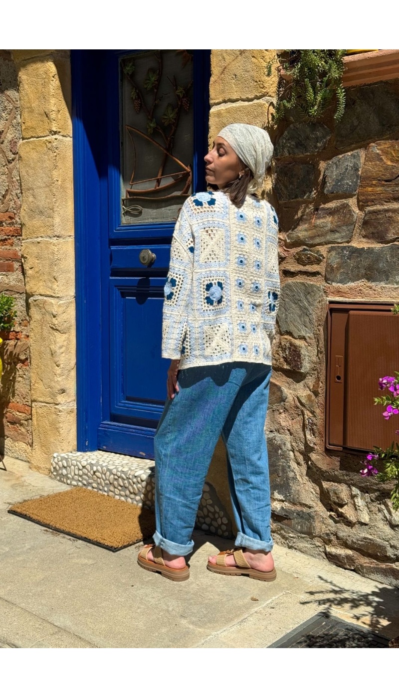 Gilet Crochet Fleurs Bleues PINOU - Élégance Artisanale