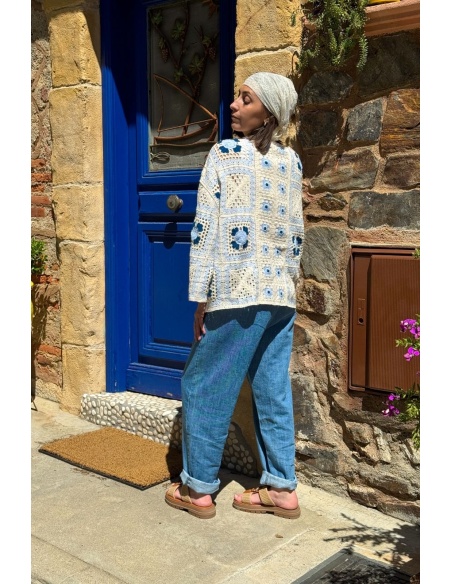 Gilet Crochet Fleurs Bleues PINOU - Élégance Artisanale