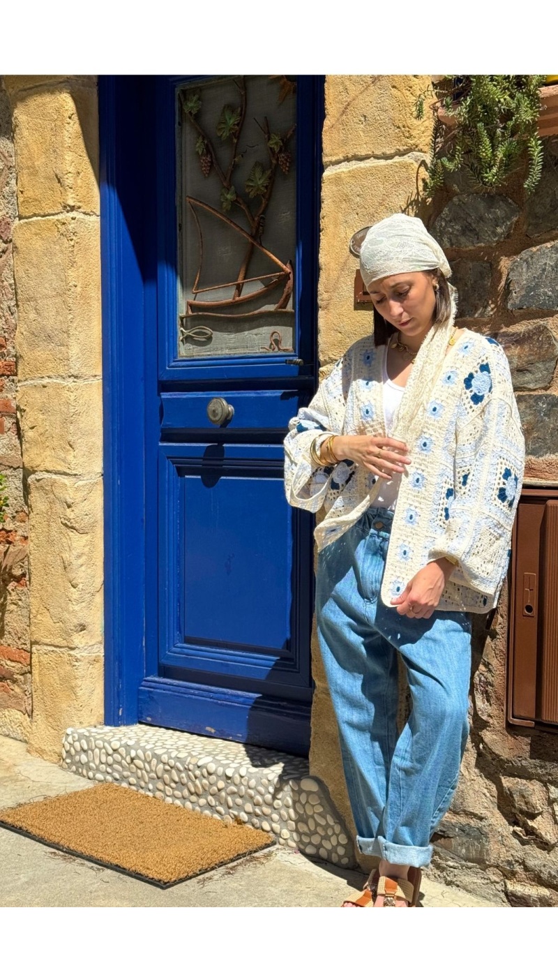 Gilet Crochet Fleurs Bleues PINOU - Élégance Artisanale