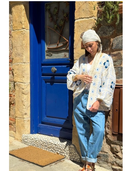 Gilet Crochet Fleurs Bleues PINOU - Élégance Artisanale