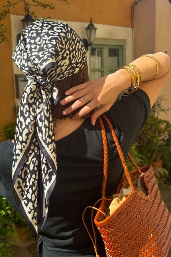 Foulard Léopard Noir JAVANA - Élégance et Style Chic 2