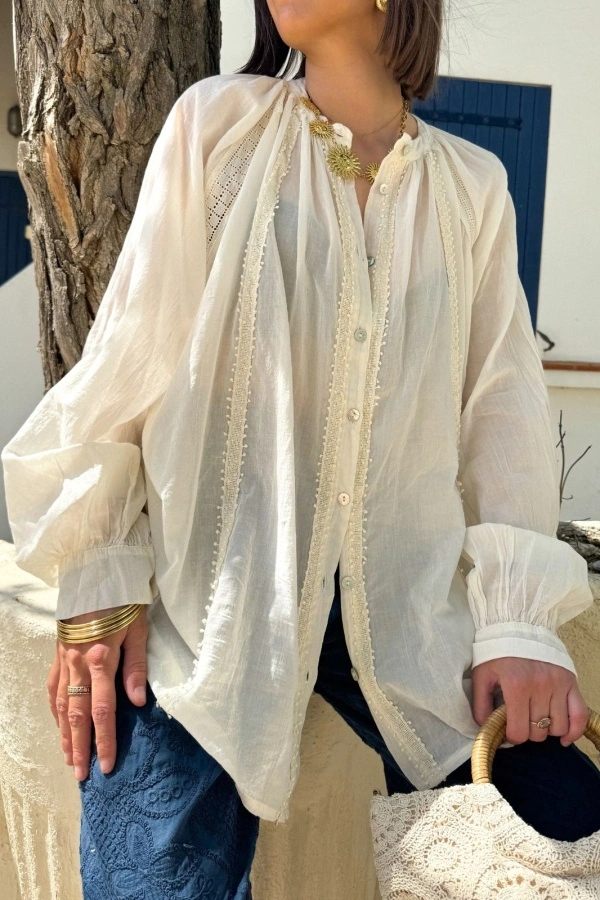 Chemisiers écru : des styles chics pour toutes les occasions