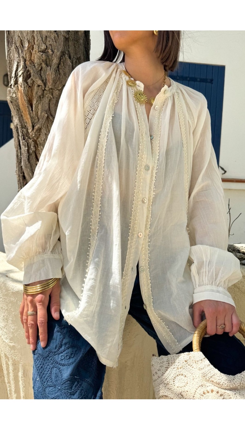 Chemisiers écru : des styles chics pour toutes les occasions