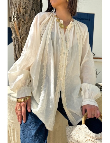 Chemisiers écru : des styles chics pour toutes les occasions