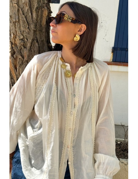 Chemisiers écru : des styles chics pour toutes les occasions