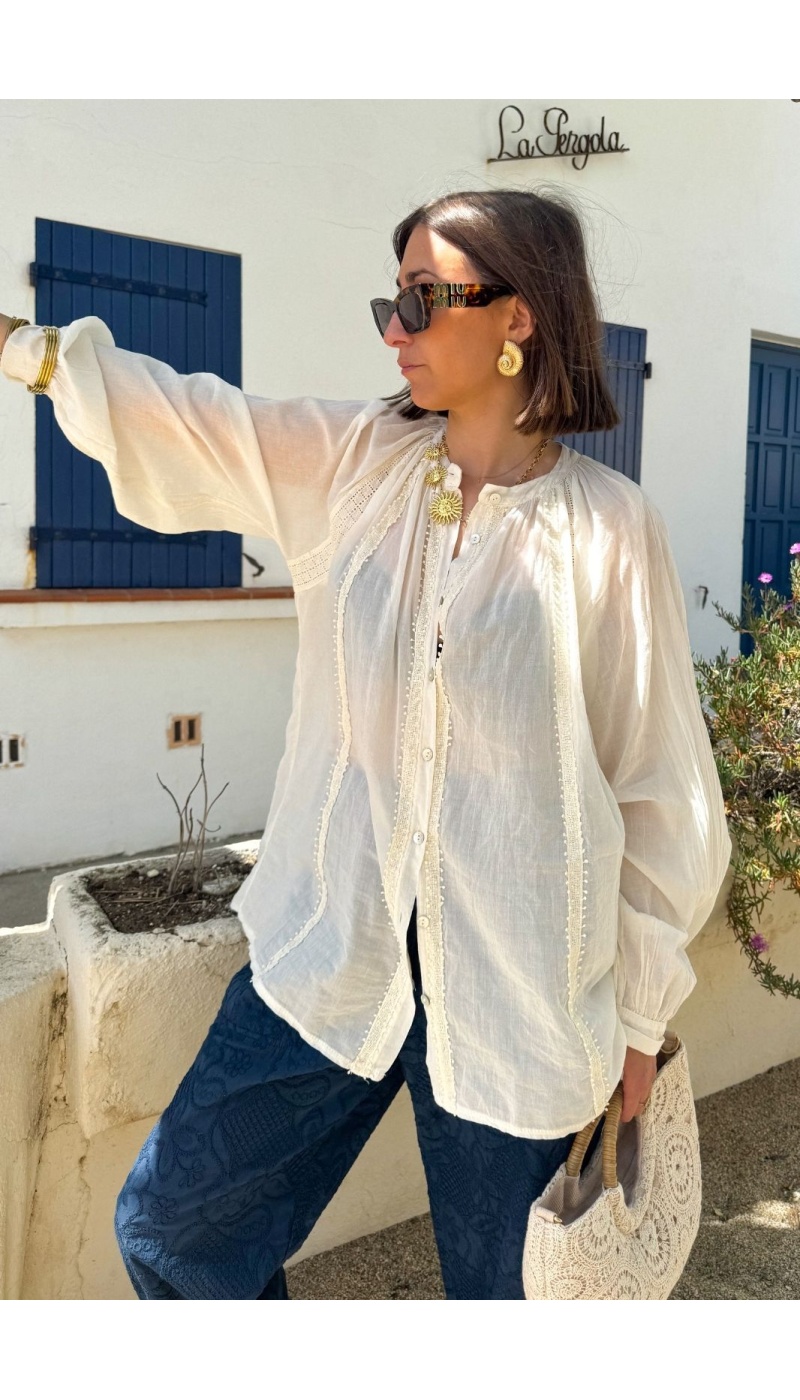 Chemisiers écru : des styles chics pour toutes les occasions
