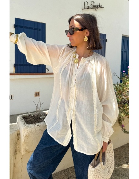 Chemisiers écru : des styles chics pour toutes les occasions