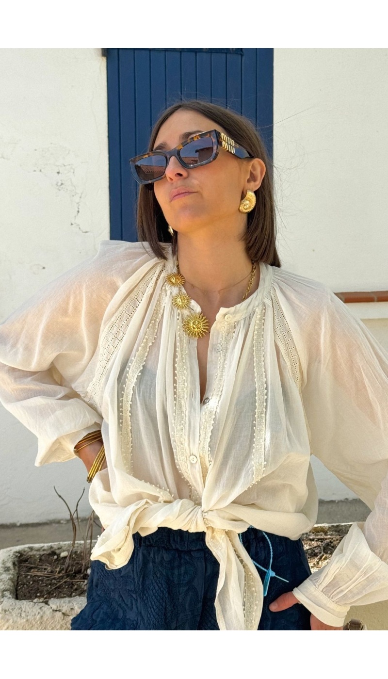 Chemisiers écru : des styles chics pour toutes les occasions