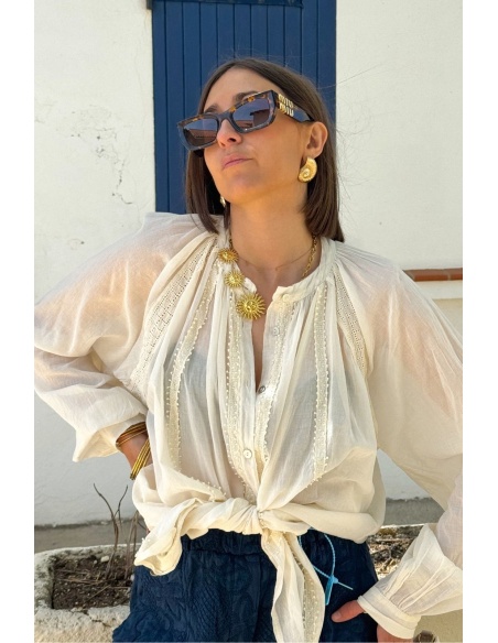 Chemisiers écru : des styles chics pour toutes les occasions