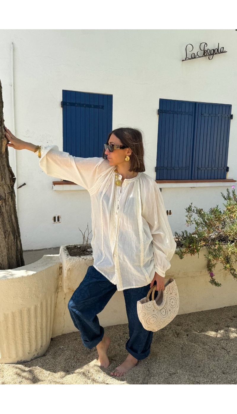 Chemisiers écru : des styles chics pour toutes les occasions