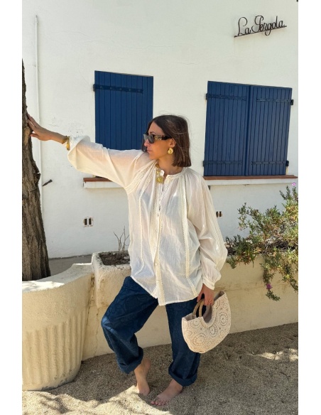 Chemisiers écru : des styles chics pour toutes les occasions