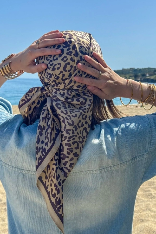 Foulard Léopard Beige JAVANA - Élégance et Style Chic