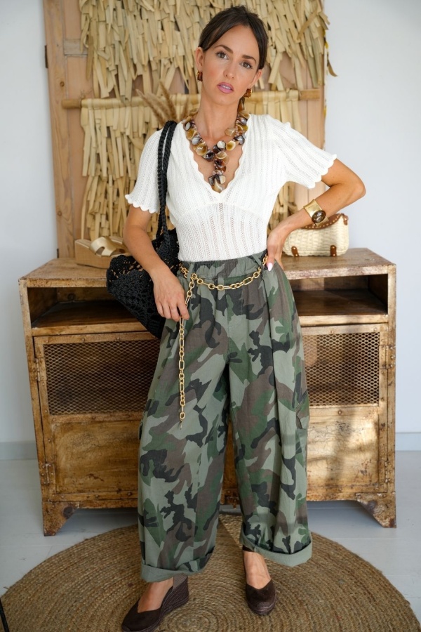 Khakifarbene Hose mit Militärdruck JEANNE