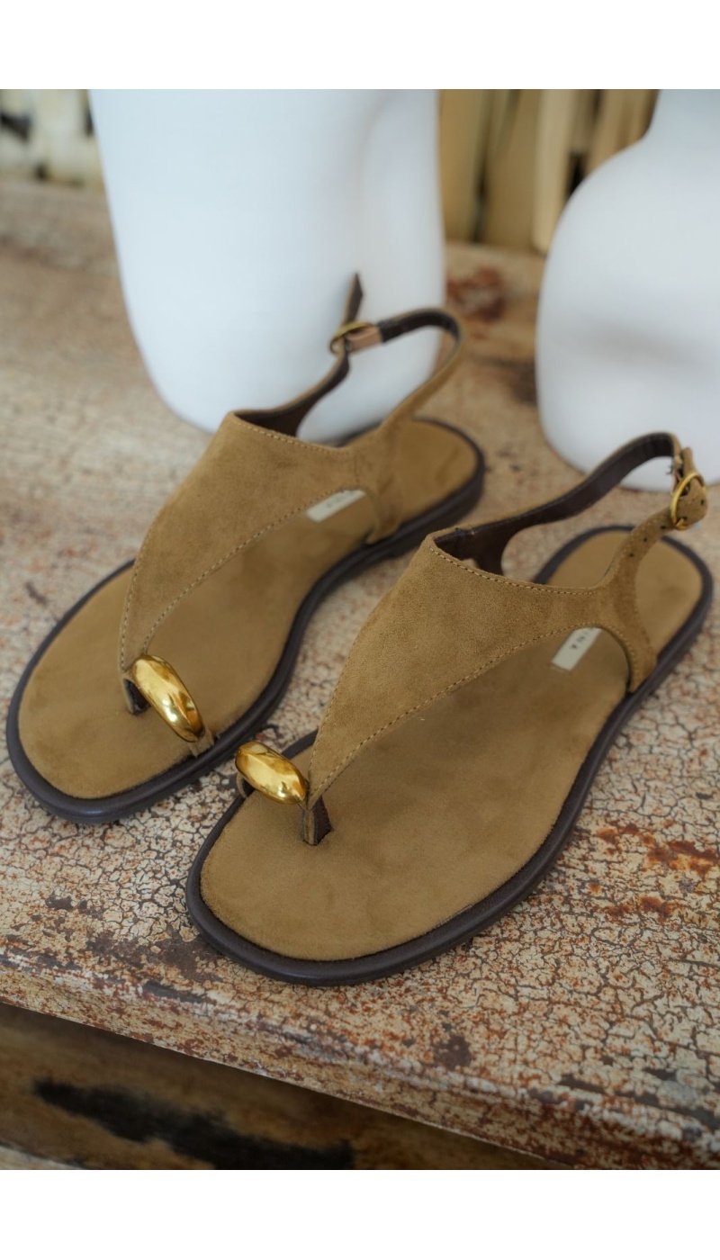 Goldkamelfarbene EIVISSA-Sandalen